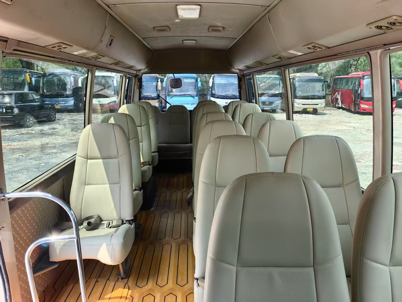 Toyota Coaster - Kleinbus, Personentransporter: das Bild 2 Toyota Coaster - Kleinbus, Personentransporter: das Bild 2