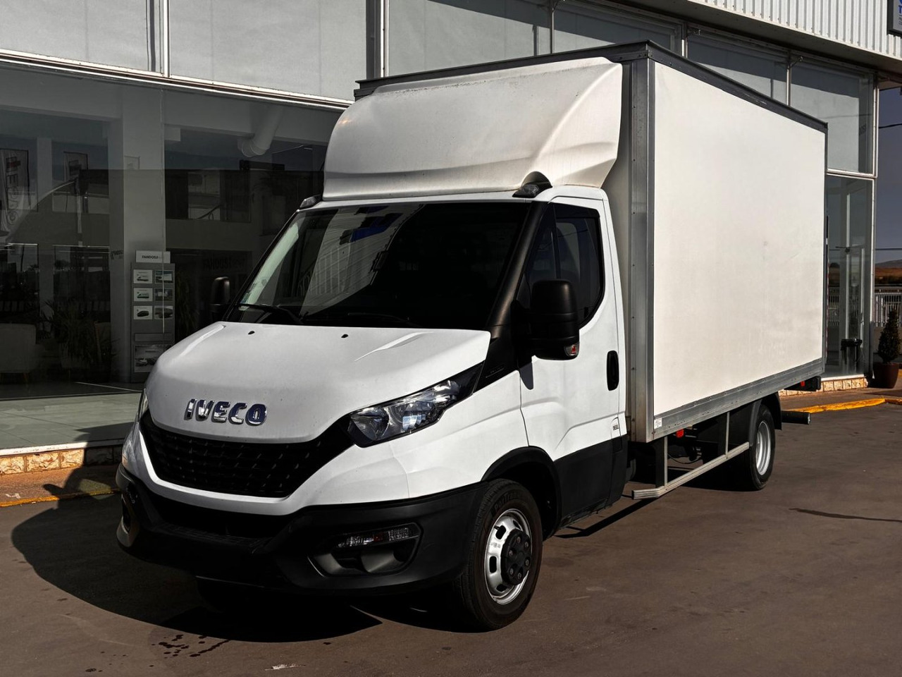 Caja cerrada con plataforma elevadora IVECO 35C16 20m3 - Koffer Transporter: das Bild 1 Caja cerrada con plataforma elevadora IVECO 35C16 20m3 - Koffer Transporter: das Bild 1