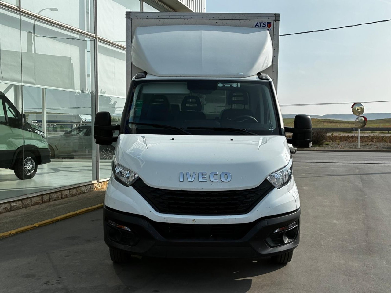 Caja cerrada con plataforma elevadora IVECO 35C16 20m3 - Koffer Transporter: das Bild 2 Caja cerrada con plataforma elevadora IVECO 35C16 20m3 - Koffer Transporter: das Bild 2