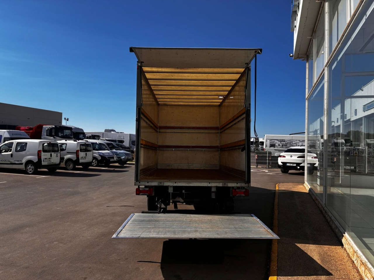 Caja cerrada con plataforma elevadora IVECO 35C16 20m3 - Koffer Transporter: das Bild 5 Caja cerrada con plataforma elevadora IVECO 35C16 20m3 - Koffer Transporter: das Bild 5