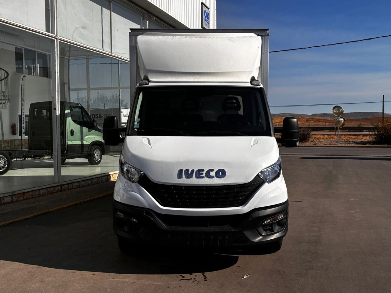 Caja cerrada con plataforma elevadora IVECO 35C16 20m3 - Koffer Transporter: das Bild 2 Caja cerrada con plataforma elevadora IVECO 35C16 20m3 - Koffer Transporter: das Bild 2