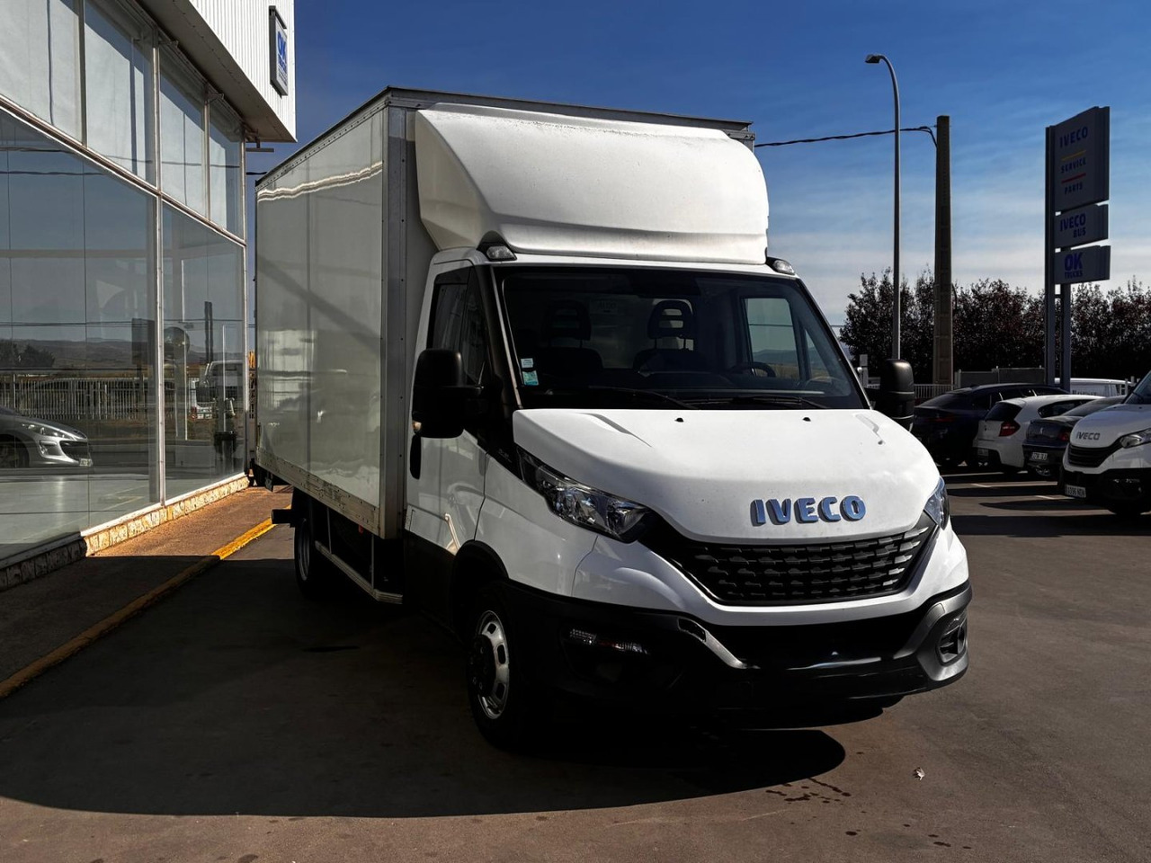 Caja cerrada con plataforma elevadora IVECO 35C16 20m3 - Koffer Transporter: das Bild 3 Caja cerrada con plataforma elevadora IVECO 35C16 20m3 - Koffer Transporter: das Bild 3