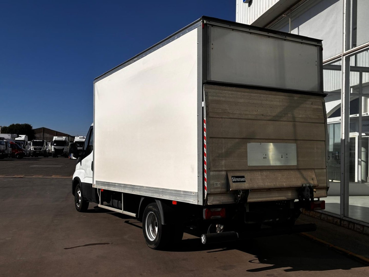 Caja cerrada con plataforma elevadora IVECO 35C16 20m3 - Koffer Transporter: das Bild 4 Caja cerrada con plataforma elevadora IVECO 35C16 20m3 - Koffer Transporter: das Bild 4