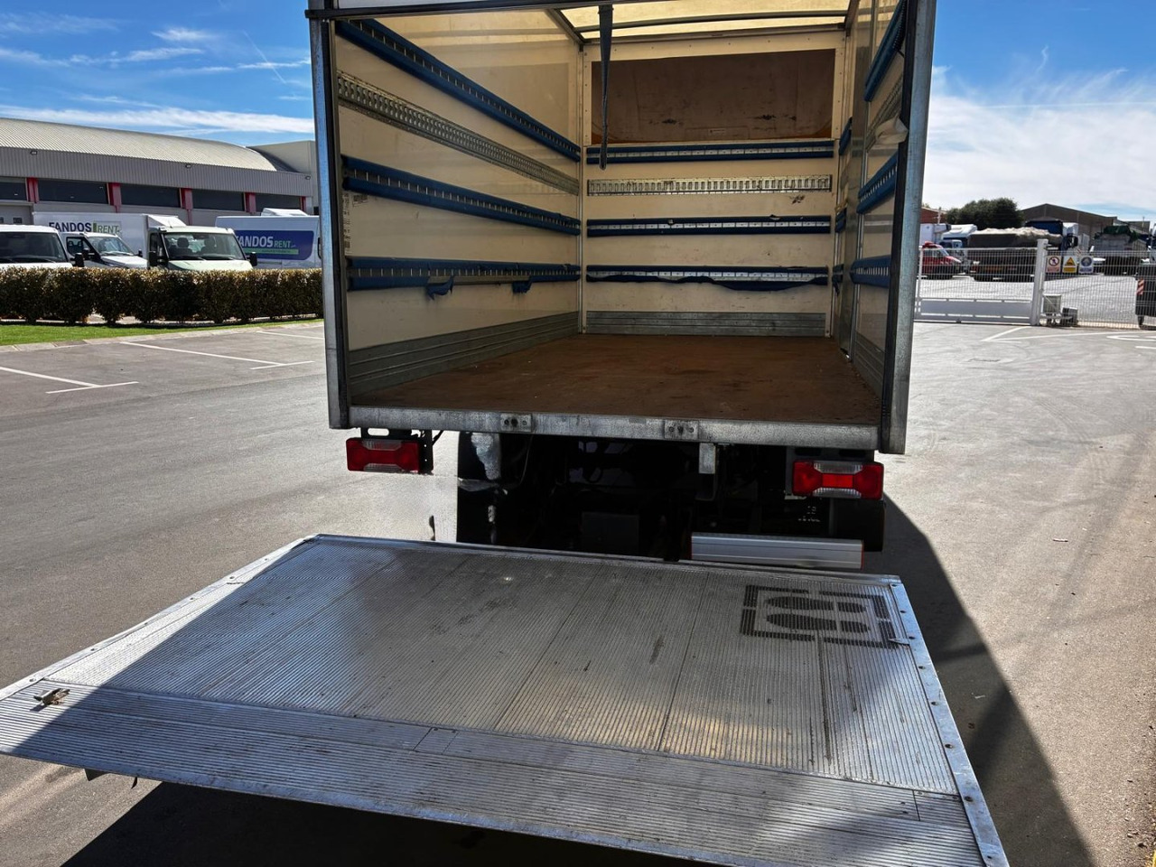 Caja cerrada con plataforma elevadora IVECO 35C16 20m3 con puerta lateral - Koffer Transporter: das Bild 5 Caja cerrada con plataforma elevadora IVECO 35C16 20m3 con puerta lateral - Koffer Transporter: das Bild 5