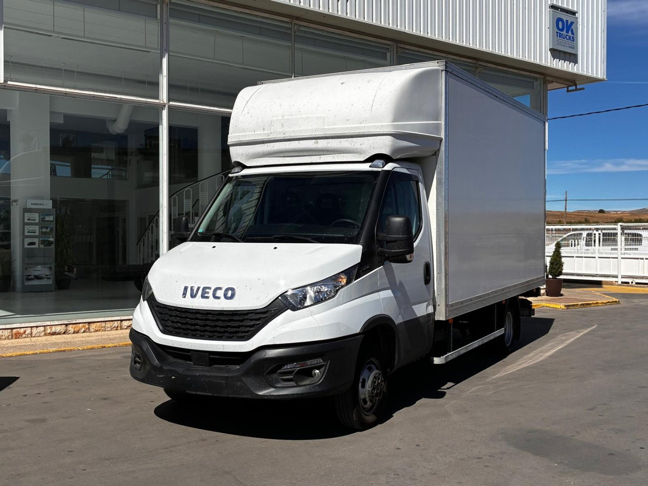 Caja cerrada con plataforma elevadora IVECO 35C16 20m3 con puerta lateral - Koffer Transporter: das Bild 1 Caja cerrada con plataforma elevadora IVECO 35C16 20m3 con puerta lateral - Koffer Transporter: das Bild 1