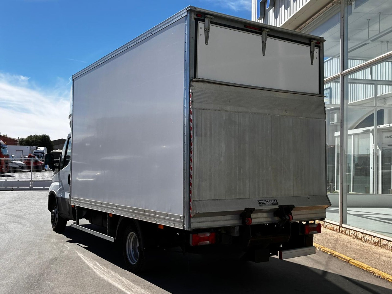 Caja cerrada con plataforma elevadora IVECO 35C16 20m3 con puerta lateral - Koffer Transporter: das Bild 4 Caja cerrada con plataforma elevadora IVECO 35C16 20m3 con puerta lateral - Koffer Transporter: das Bild 4