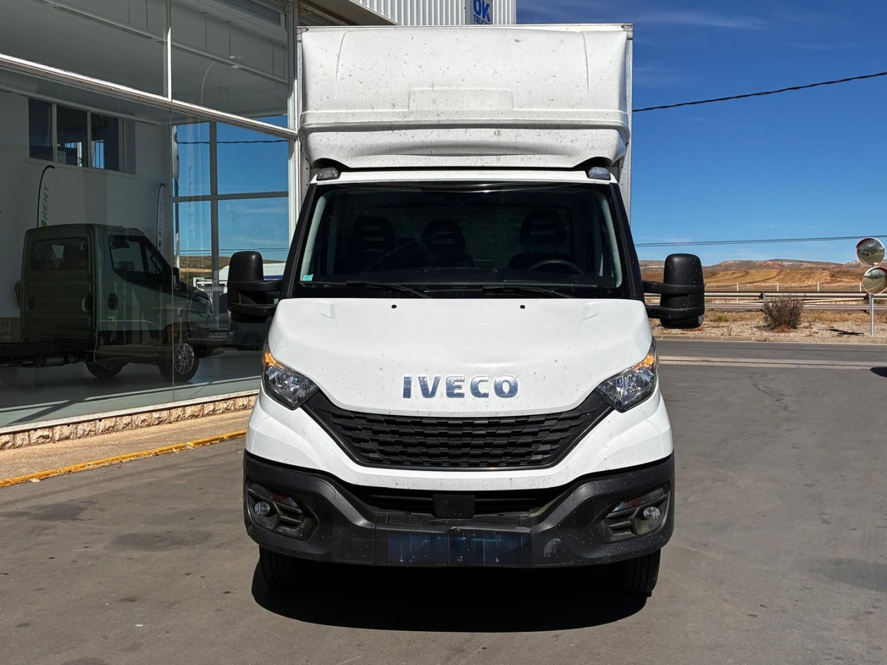 Caja cerrada con plataforma elevadora IVECO 35C16 20m3 con puerta lateral - Koffer Transporter: das Bild 2 Caja cerrada con plataforma elevadora IVECO 35C16 20m3 con puerta lateral - Koffer Transporter: das Bild 2