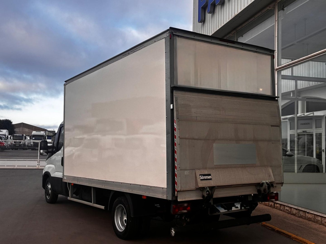 Caja cerrada con plataforma elevadora IVECO 35C16 3.0 20m3 - Koffer Transporter: das Bild 4 Caja cerrada con plataforma elevadora IVECO 35C16 3.0 20m3 - Koffer Transporter: das Bild 4