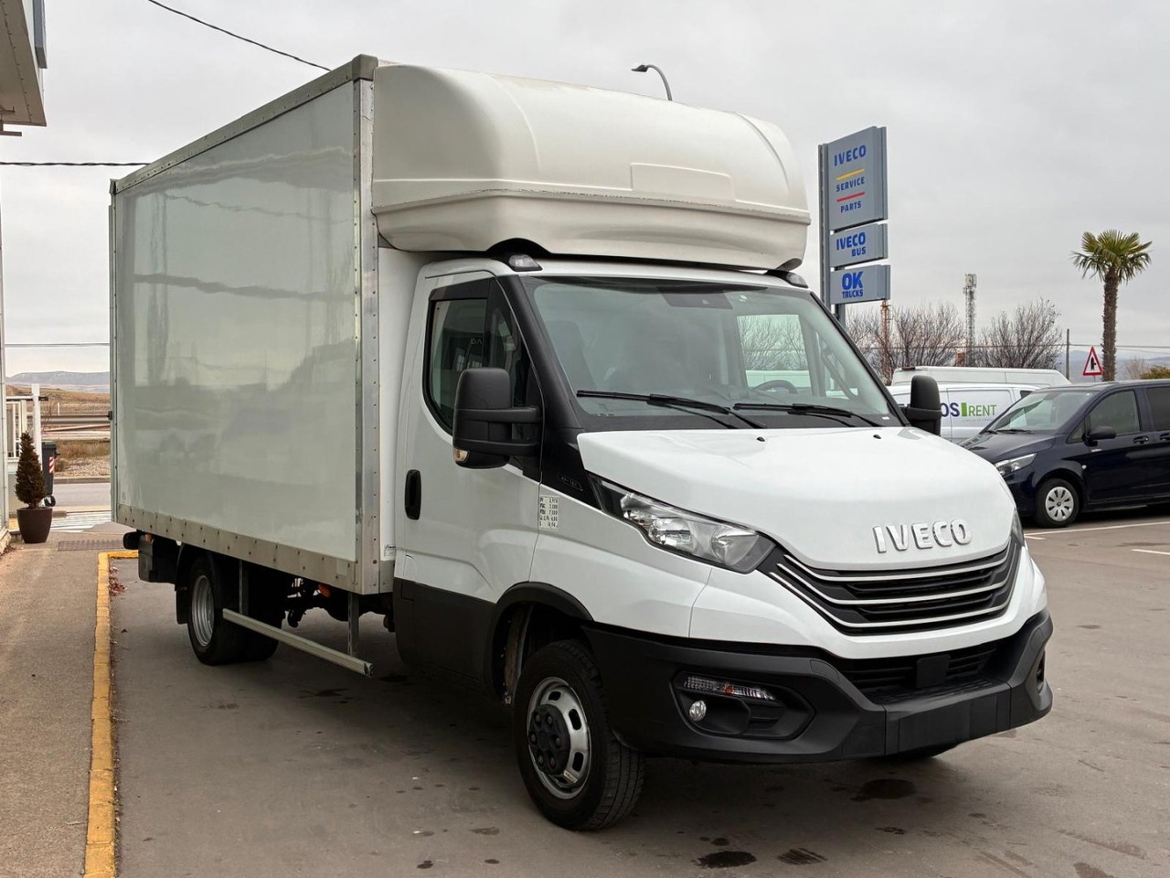 Caja cerrada con plataforma elevadora IVECO 35C16 3.0 20m3 - Koffer Transporter: das Bild 3 Caja cerrada con plataforma elevadora IVECO 35C16 3.0 20m3 - Koffer Transporter: das Bild 3