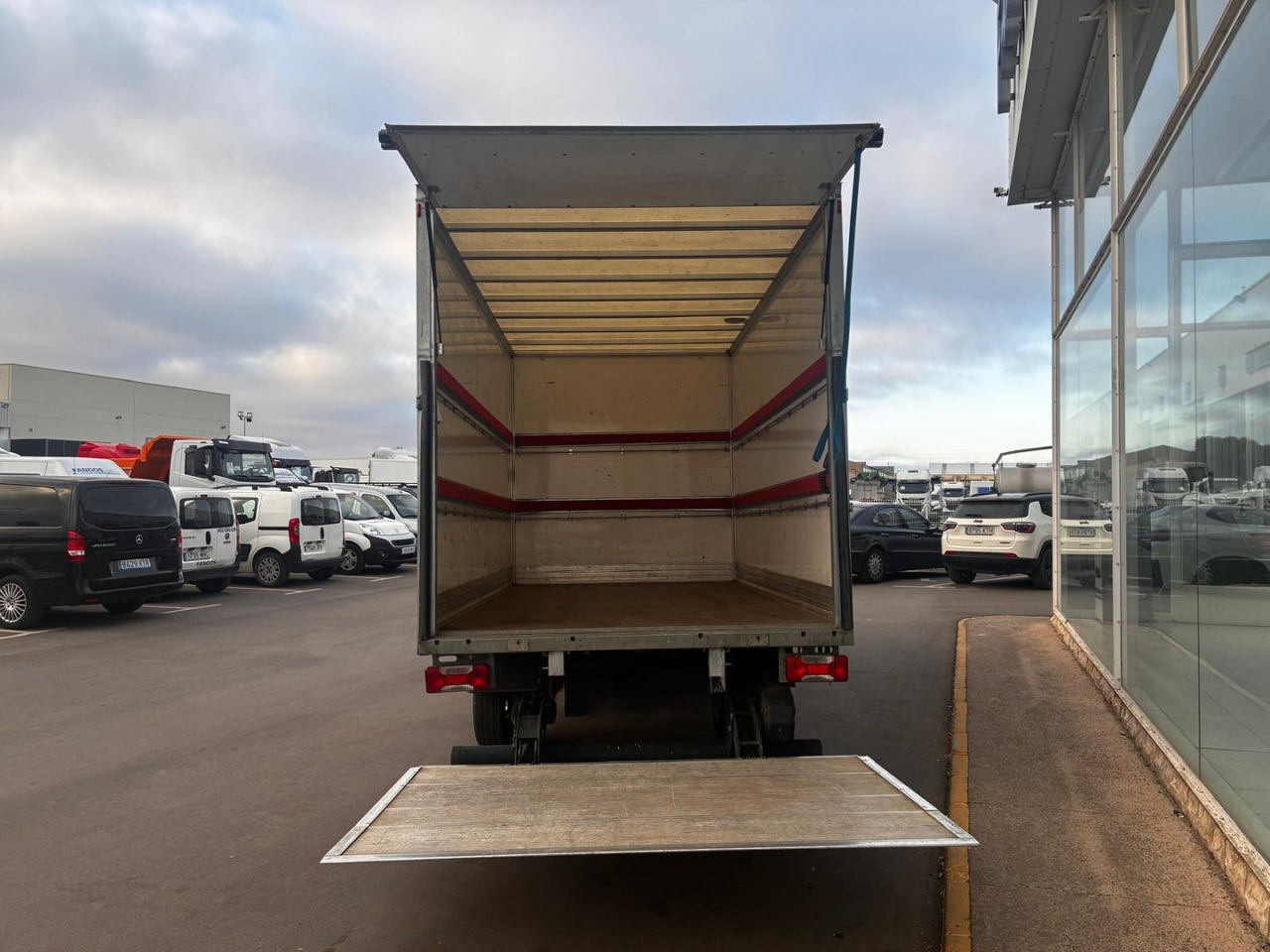 Caja cerrada con plataforma elevadora IVECO 35C16 3.0 20m3 - Koffer Transporter: das Bild 5 Caja cerrada con plataforma elevadora IVECO 35C16 3.0 20m3 - Koffer Transporter: das Bild 5