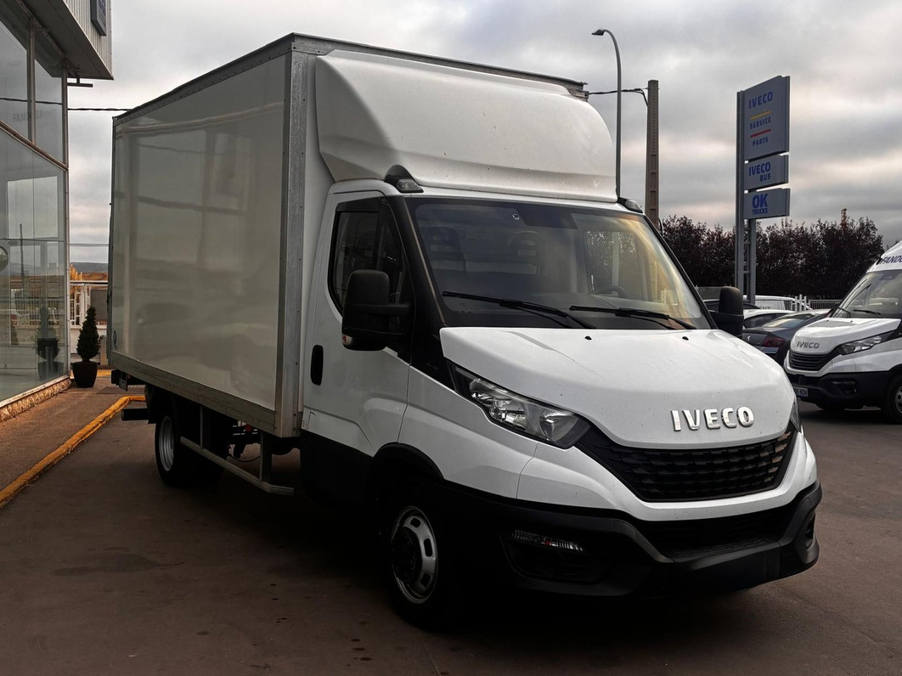 Caja cerrada con plataforma elevadora IVECO 35C16 3.0 20m3 - Koffer Transporter: das Bild 3 Caja cerrada con plataforma elevadora IVECO 35C16 3.0 20m3 - Koffer Transporter: das Bild 3