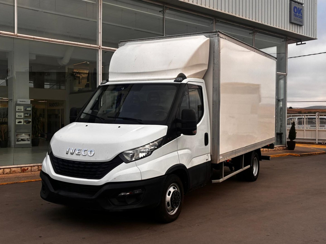 Caja cerrada con plataforma elevadora IVECO 35C16 3.0 20m3 - Koffer Transporter: das Bild 1 Caja cerrada con plataforma elevadora IVECO 35C16 3.0 20m3 - Koffer Transporter: das Bild 1