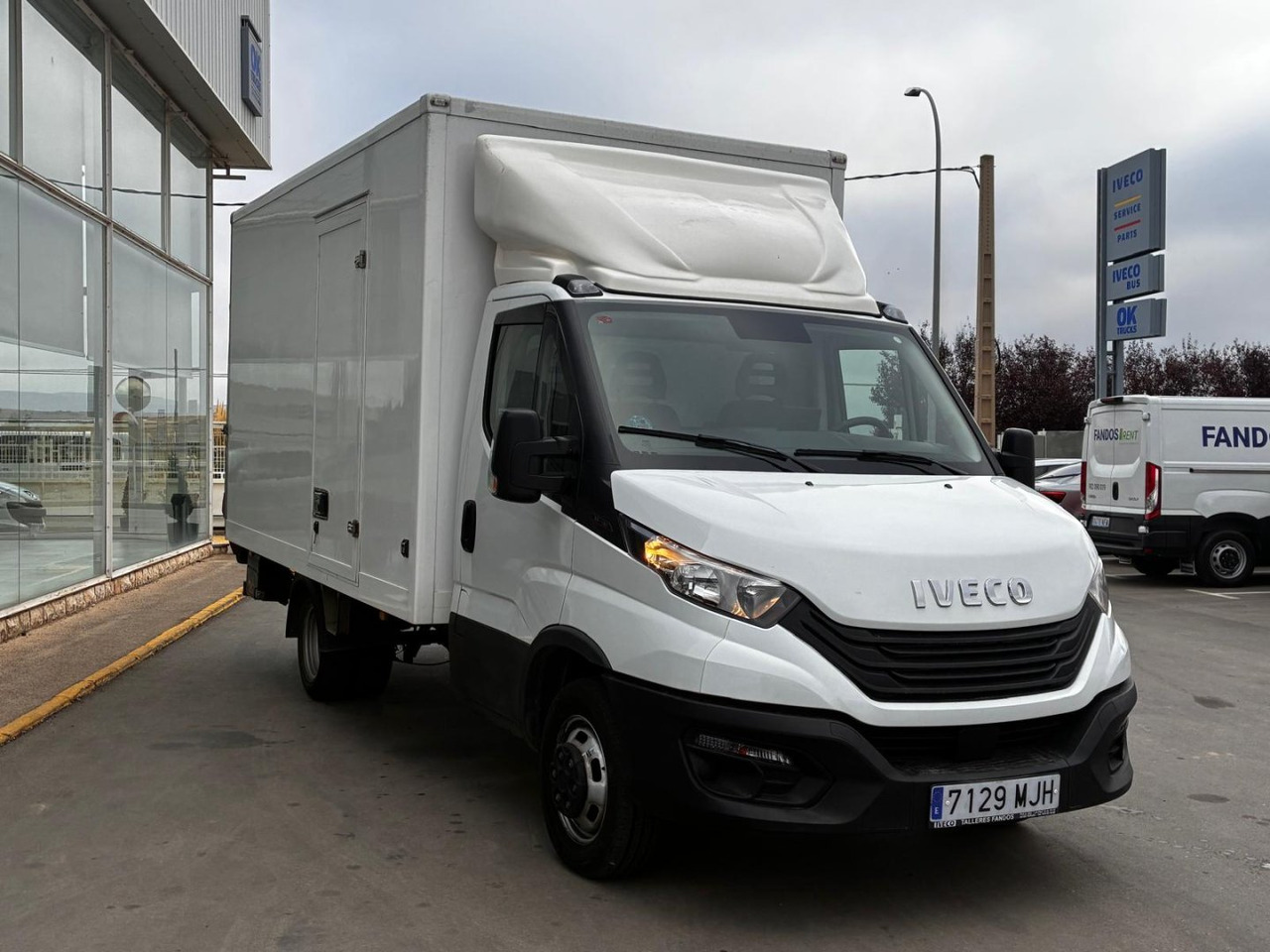 Caja cerrada con plataforma elevadora IVECO 35C16 3.0 20m3 con puerta lateral - Koffer Transporter: das Bild 3 Caja cerrada con plataforma elevadora IVECO 35C16 3.0 20m3 con puerta lateral - Koffer Transporter: das Bild 3