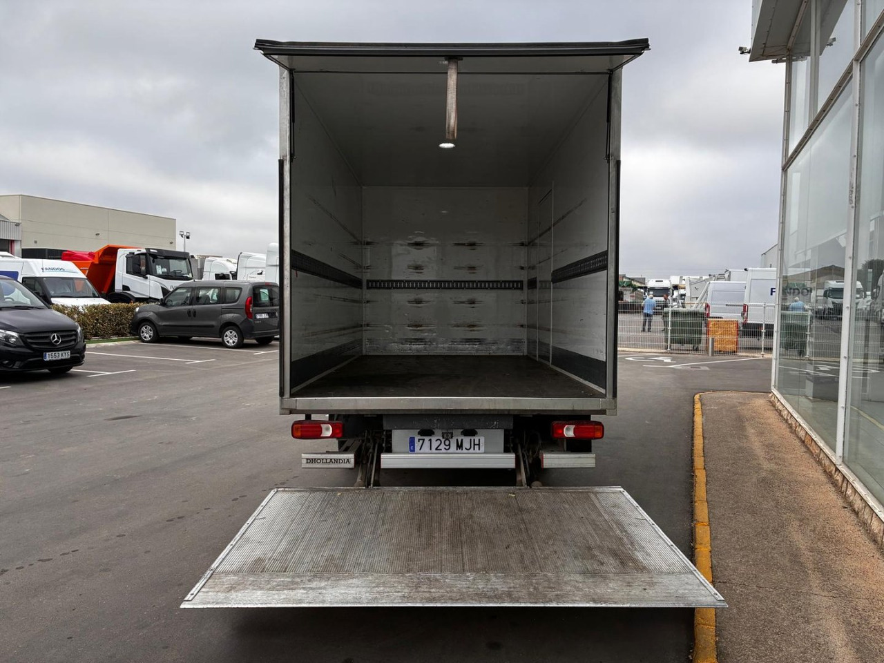 Caja cerrada con plataforma elevadora IVECO 35C16 3.0 20m3 con puerta lateral - Koffer Transporter: das Bild 5 Caja cerrada con plataforma elevadora IVECO 35C16 3.0 20m3 con puerta lateral - Koffer Transporter: das Bild 5