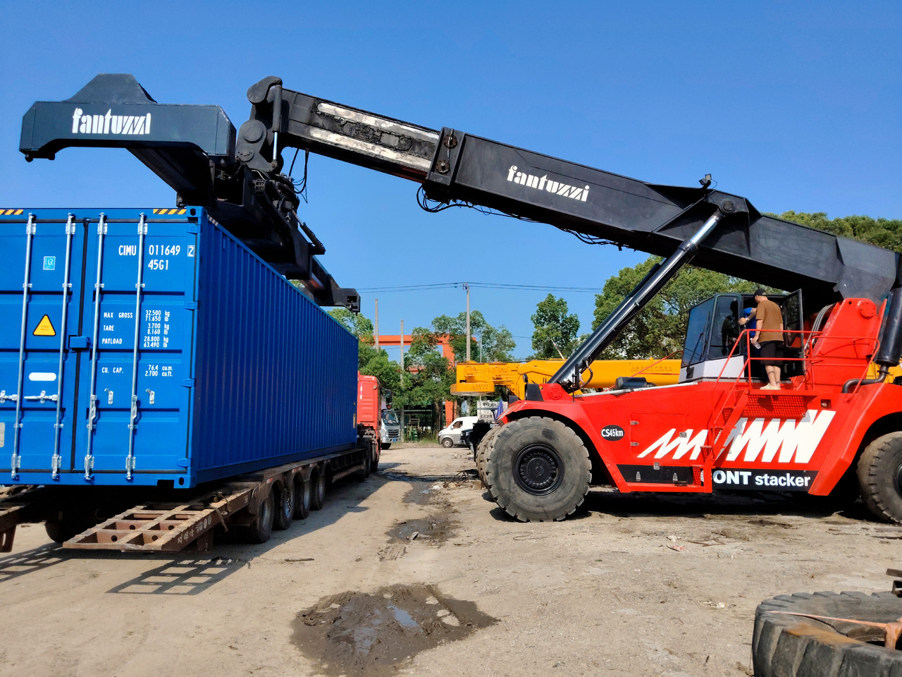 FANTUZZI CS45KM 45TON - Reach stacker: das Bild 2 FANTUZZI CS45KM 45TON - Reach stacker: das Bild 2