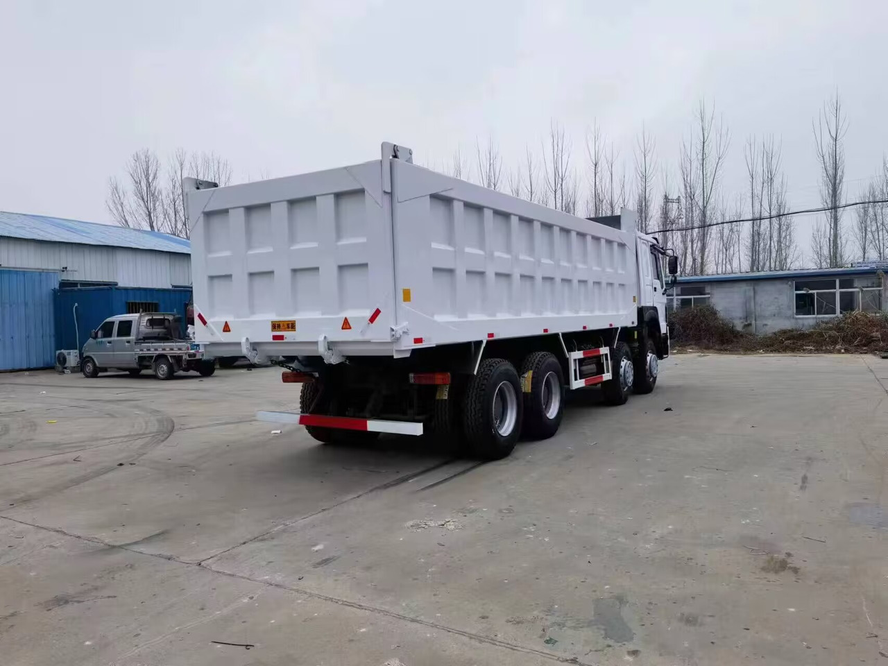 SINOTRUK HOWO 12 TIRES 8*4 - Kipper: das Bild 4 SINOTRUK HOWO 12 TIRES 8*4 - Kipper: das Bild 4