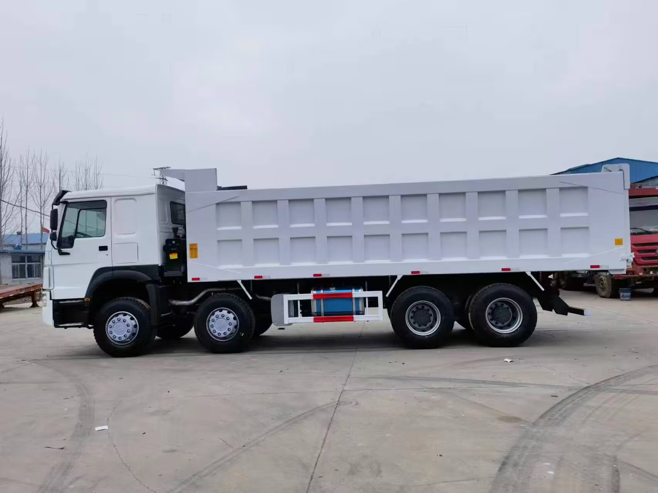SINOTRUK HOWO 12 TIRES 8*4 - Kipper: das Bild 2 SINOTRUK HOWO 12 TIRES 8*4 - Kipper: das Bild 2