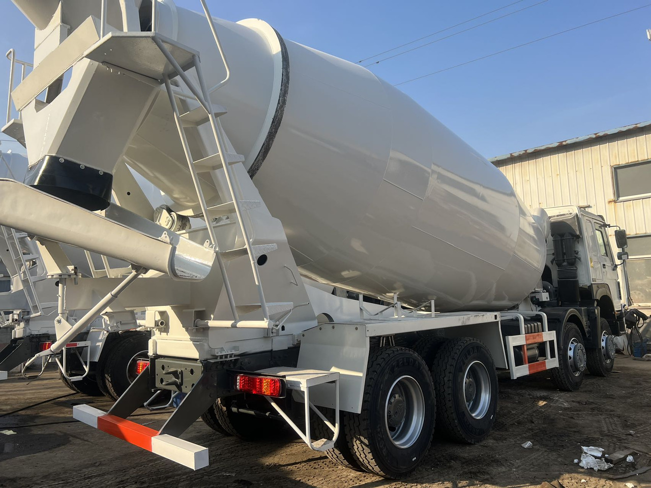 SINOTRUK HOWO 371 8X4 16 Cubic Meter SINOTRUK Howo Concrete Mixer Truck - Betonmischer: das Bild 2 SINOTRUK HOWO 371 8X4 16 Cubic Meter SINOTRUK Howo Concrete Mixer Truck - Betonmischer: das Bild 2
