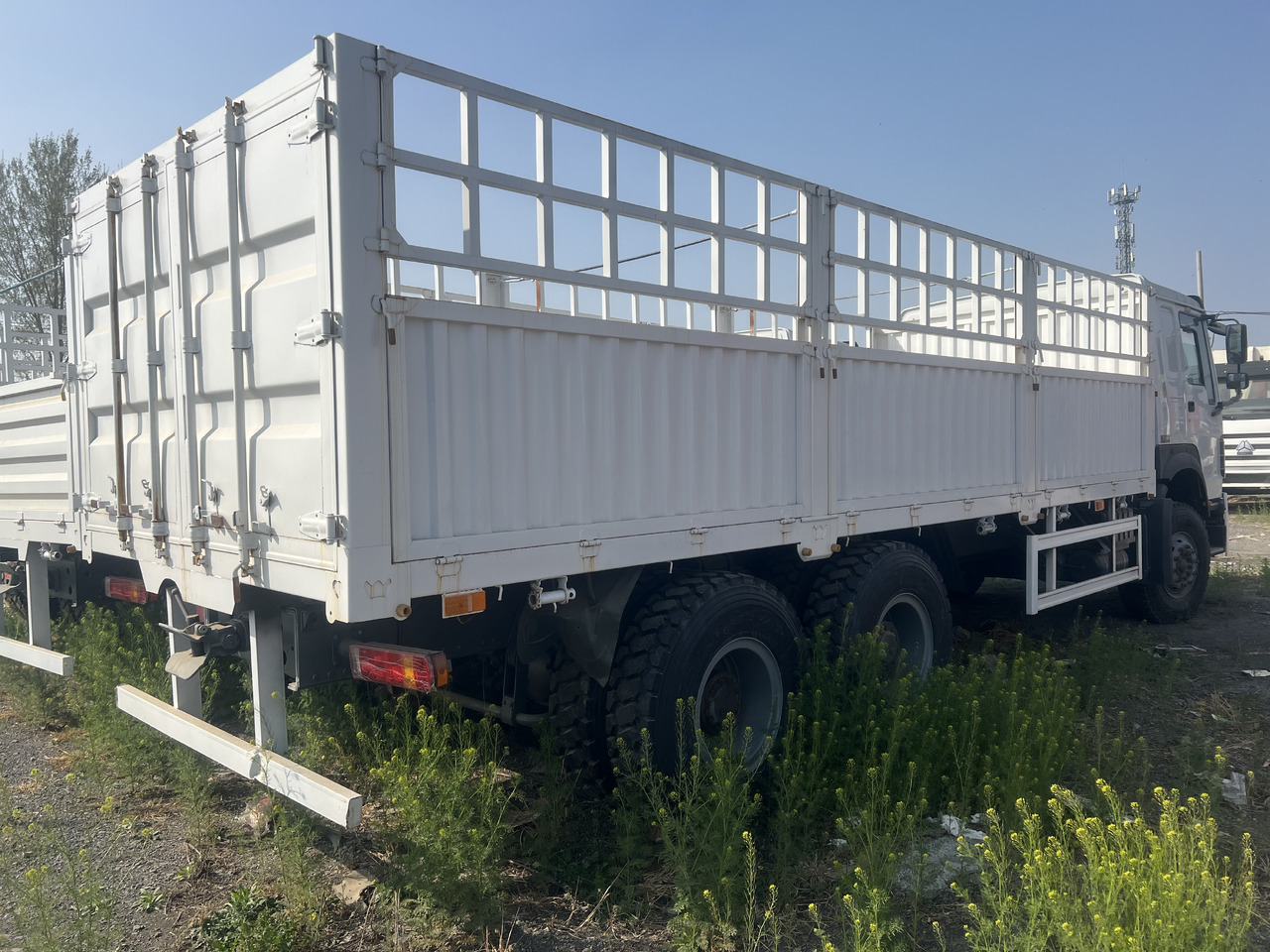SINOTRUK HOWO 6*4 WITH FENCE - Kipper: das Bild 5 SINOTRUK HOWO 6*4 WITH FENCE - Kipper: das Bild 5