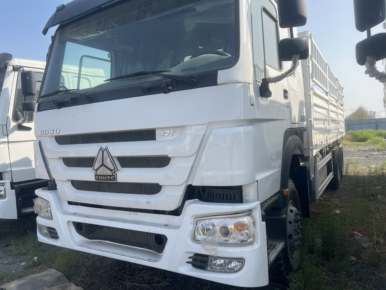 SINOTRUK HOWO 6*4 WITH FENCE - Kipper: das Bild 1 SINOTRUK HOWO 6*4 WITH FENCE - Kipper: das Bild 1