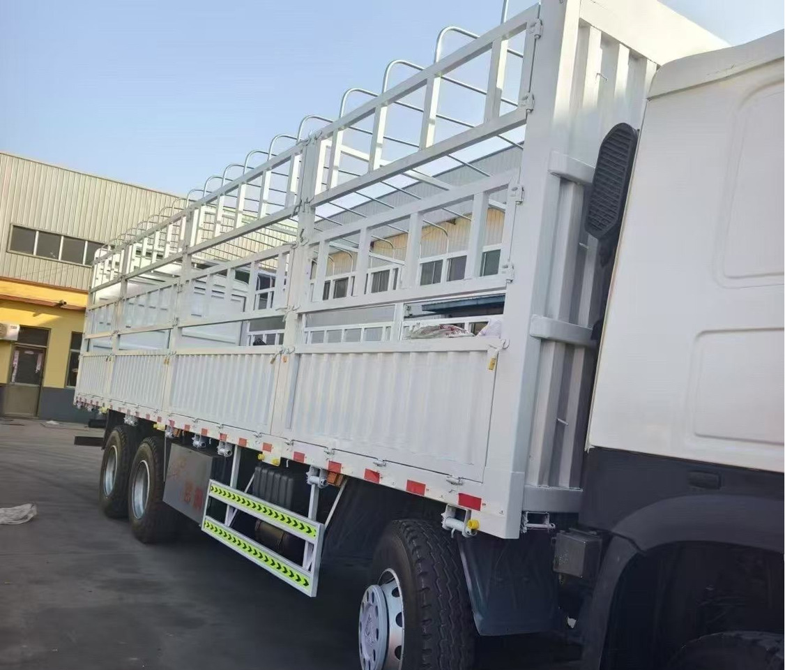 SINOTRUK HOWO 8*4 12 TIRES TWELVE WHEELS WITH FENCE - Tiertransporter LKW: das Bild 1 SINOTRUK HOWO 8*4 12 TIRES TWELVE WHEELS WITH FENCE - Tiertransporter LKW: das Bild 1