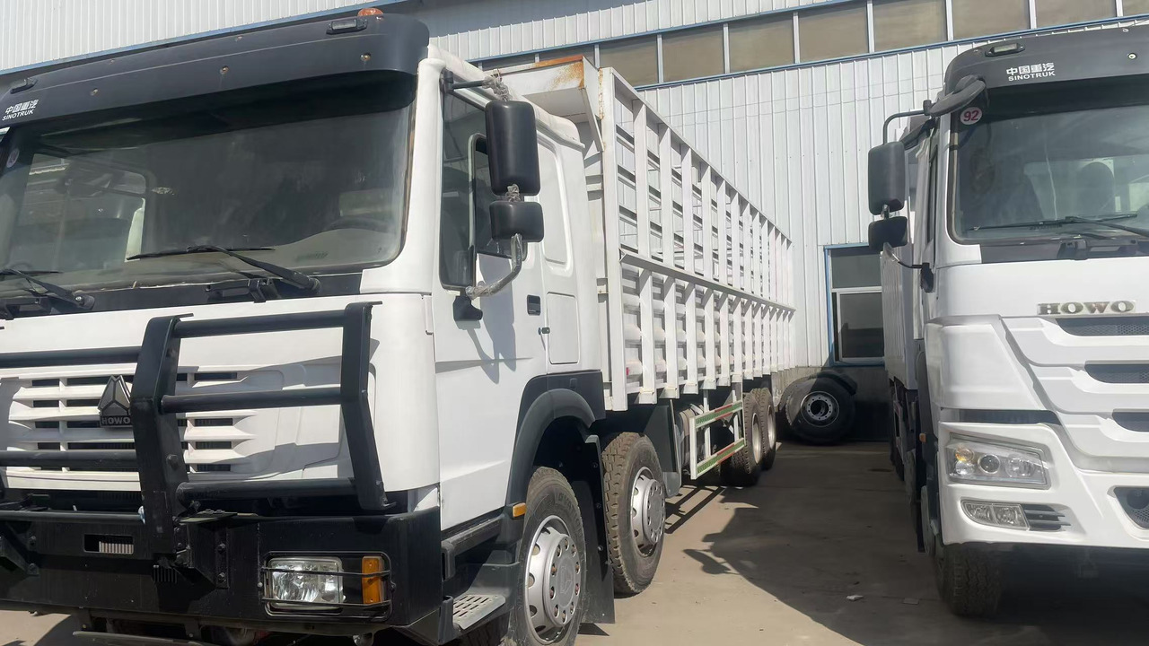 SINOTRUK HOWO 8*4 FENCE LIVESTOCK TRUCK - Kipper: das Bild 2 SINOTRUK HOWO 8*4 FENCE LIVESTOCK TRUCK - Kipper: das Bild 2
