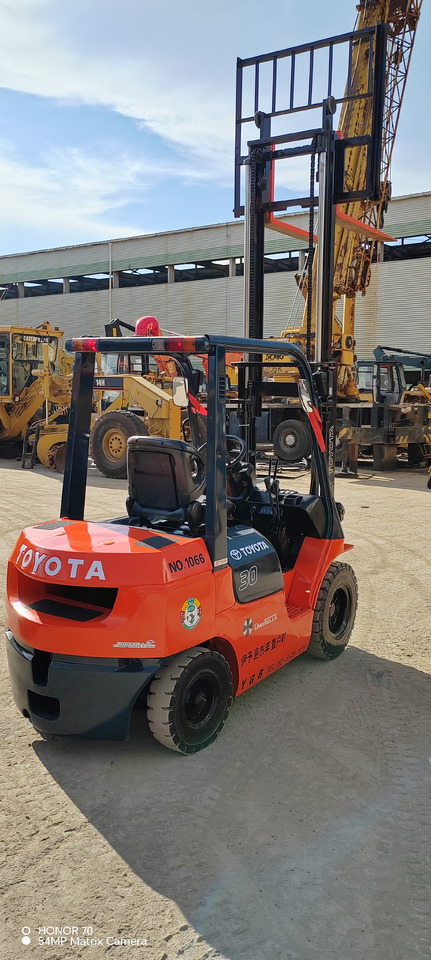 TOYOTA FD30 - Gabelstapler: das Bild 4 TOYOTA FD30 - Gabelstapler: das Bild 4