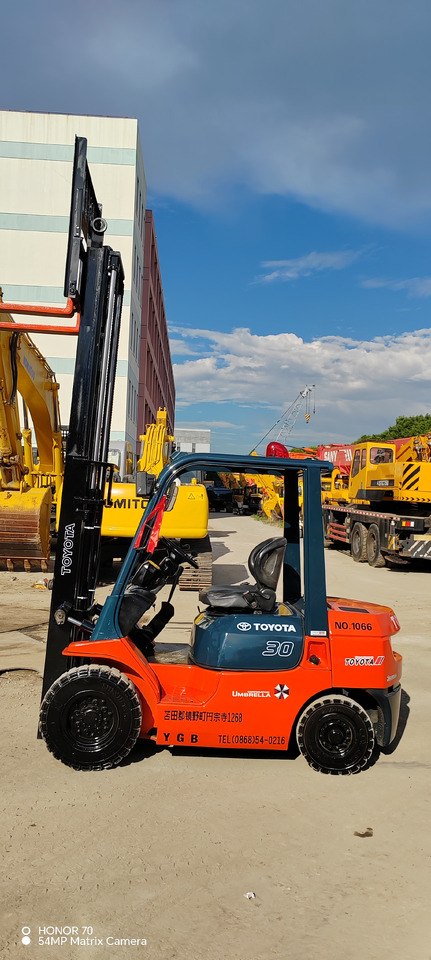 TOYOTA FD30 - Dieselstapler: das Bild 1 TOYOTA FD30 - Dieselstapler: das Bild 1