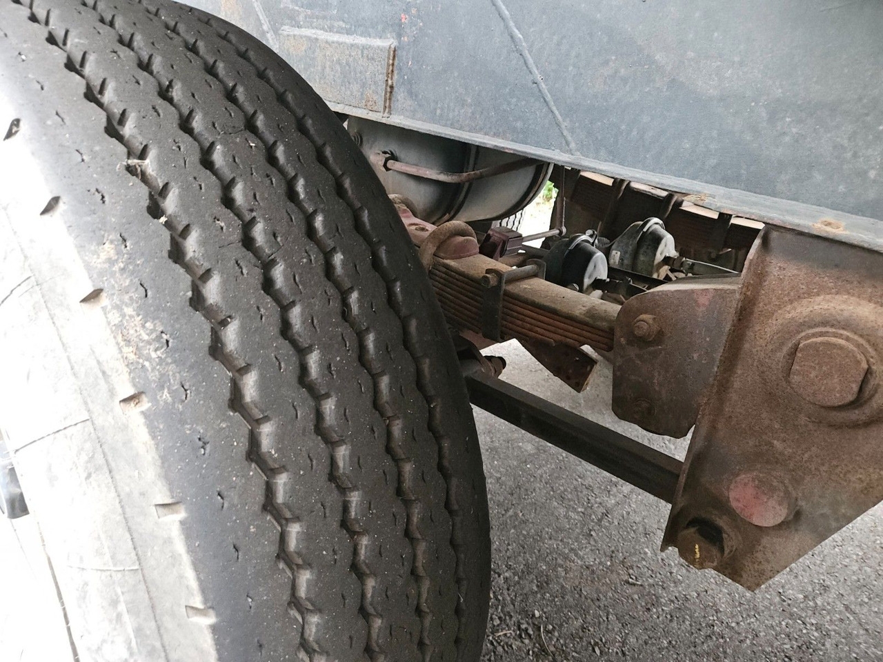 Kässbohrer Silo Güllefaß 33m³ Blattfederung - Siloauflieger: das Bild 4 Kässbohrer Silo Güllefaß 33m³ Blattfederung - Siloauflieger: das Bild 4