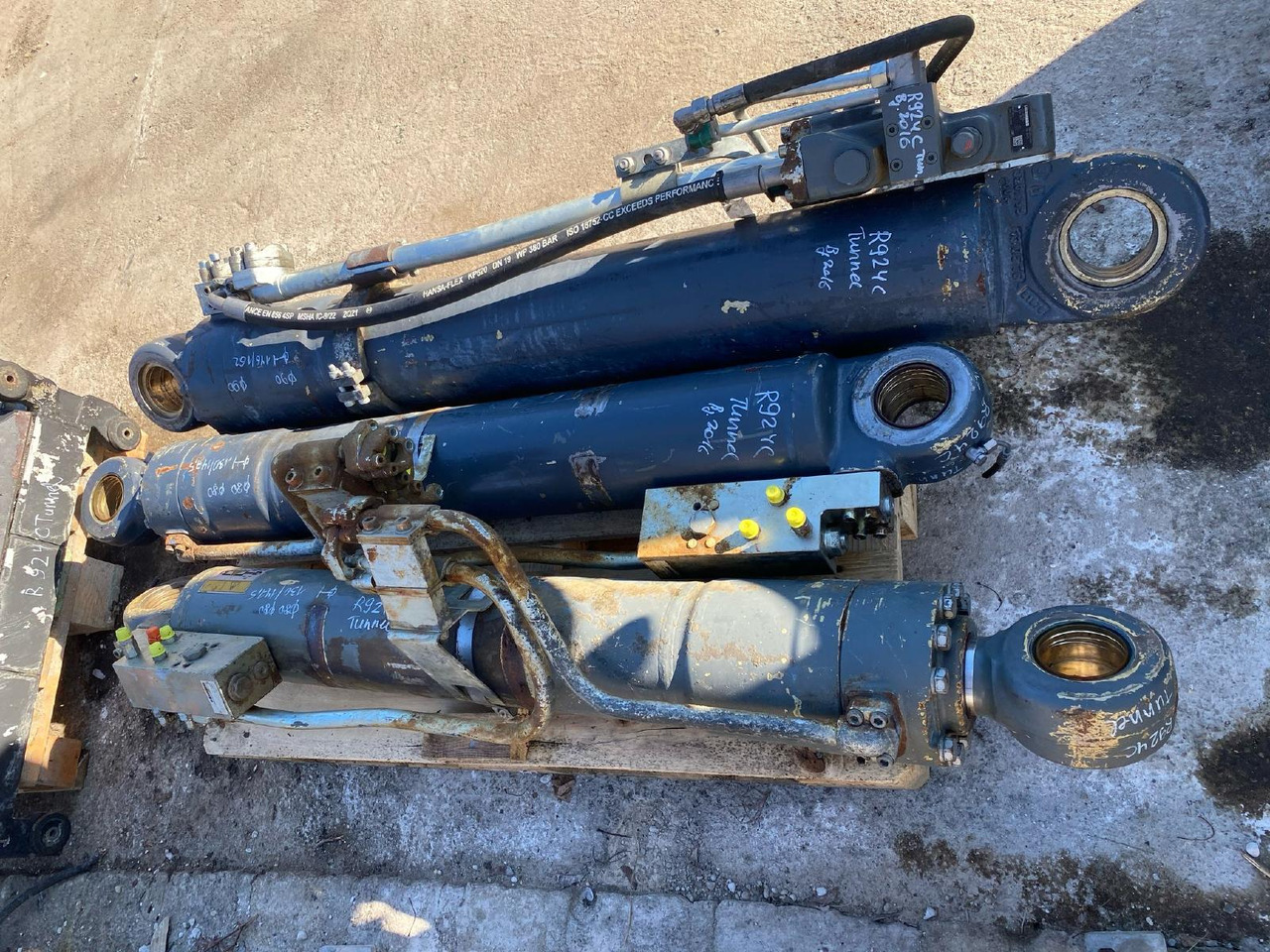 Liebherr R 924 C - Hydraulikzylinder für Baumaschine: das Bild 4 Liebherr R 924 C - Hydraulikzylinder für Baumaschine: das Bild 4