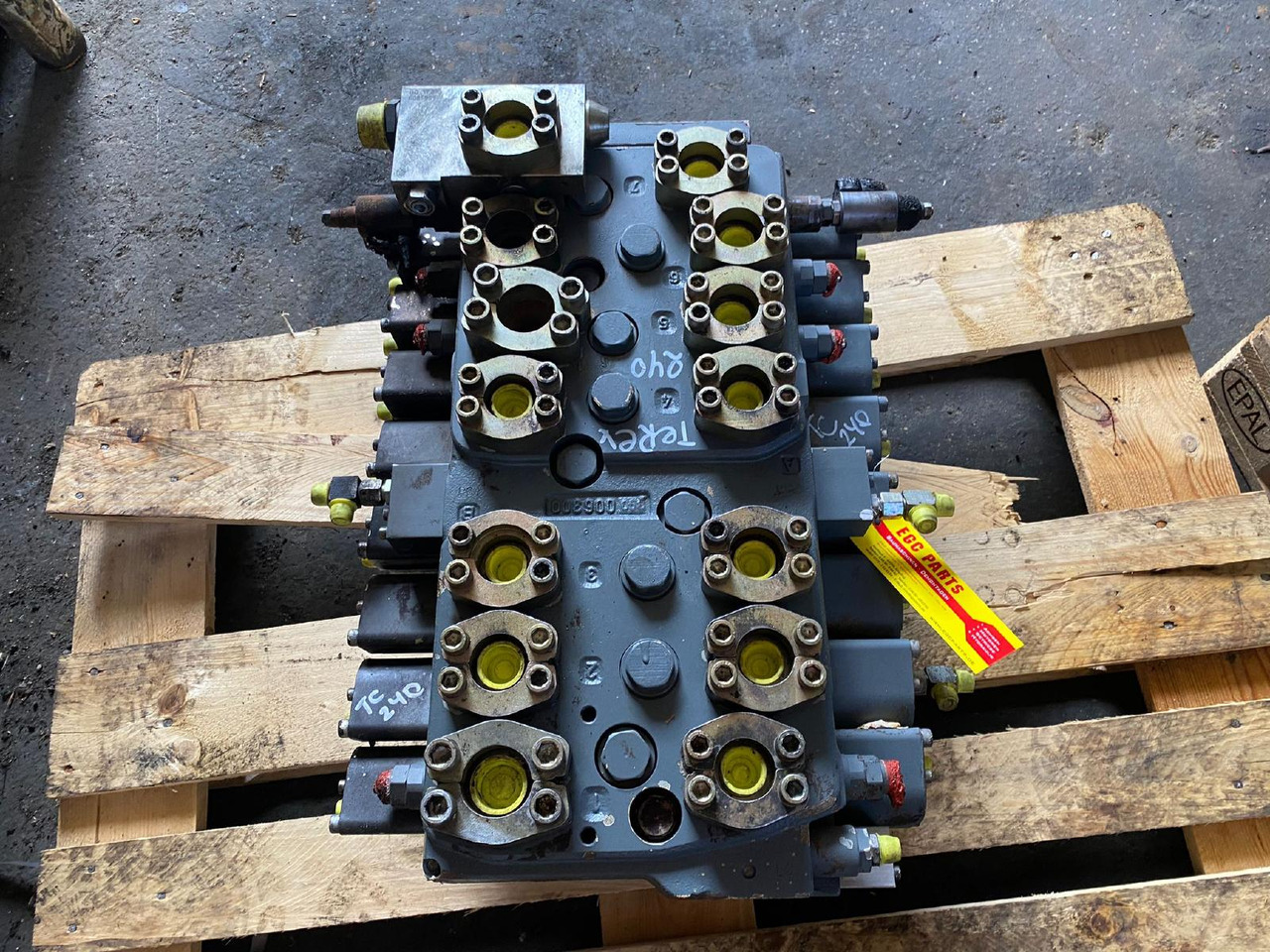 Terex TC 240 LC - Hydraulik ventil für Baumaschine: das Bild 1 Terex TC 240 LC - Hydraulik ventil für Baumaschine: das Bild 1