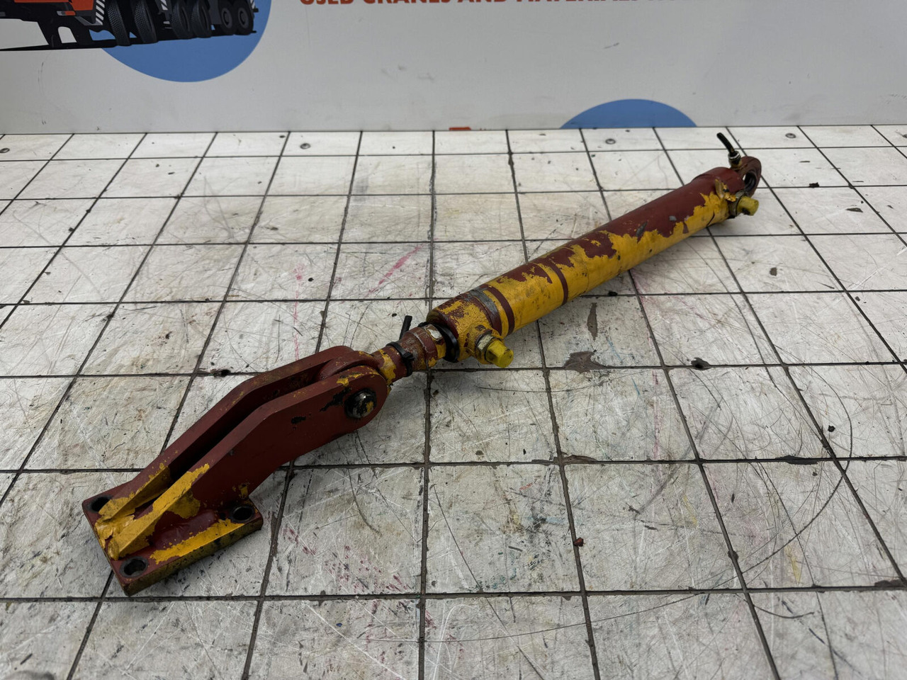 Grove GMK 3050 counterweight swivel cylinder - Hydraulikzylinder für Mobilkran: das Bild 1 Grove GMK 3050 counterweight swivel cylinder - Hydraulikzylinder für Mobilkran: das Bild 1