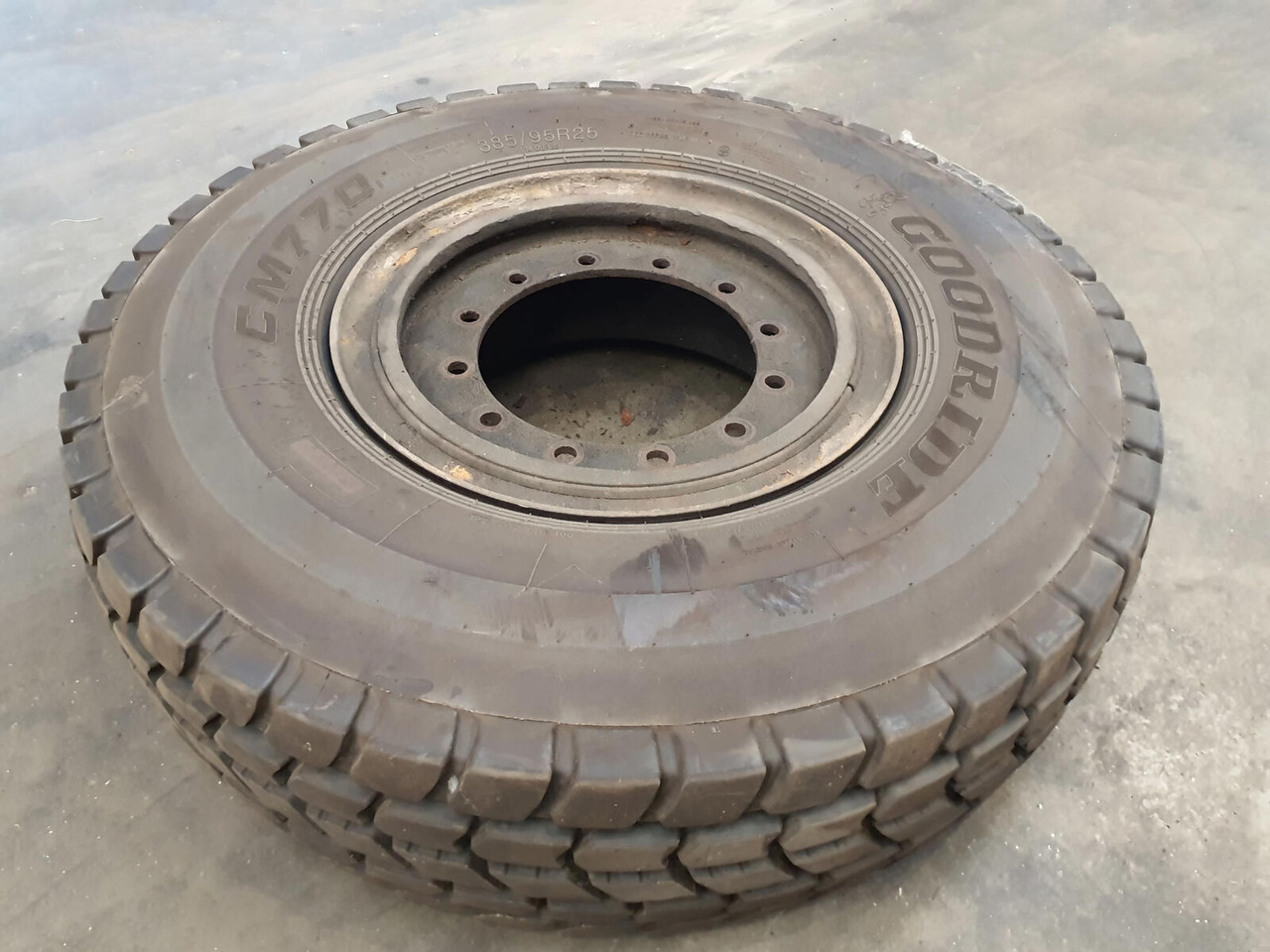 Grove Wheel 385/95R25 12 5.4 3p - Komplettrad für Kran: das Bild 2 Grove Wheel 385/95R25 12 5.4 3p - Komplettrad für Kran: das Bild 2