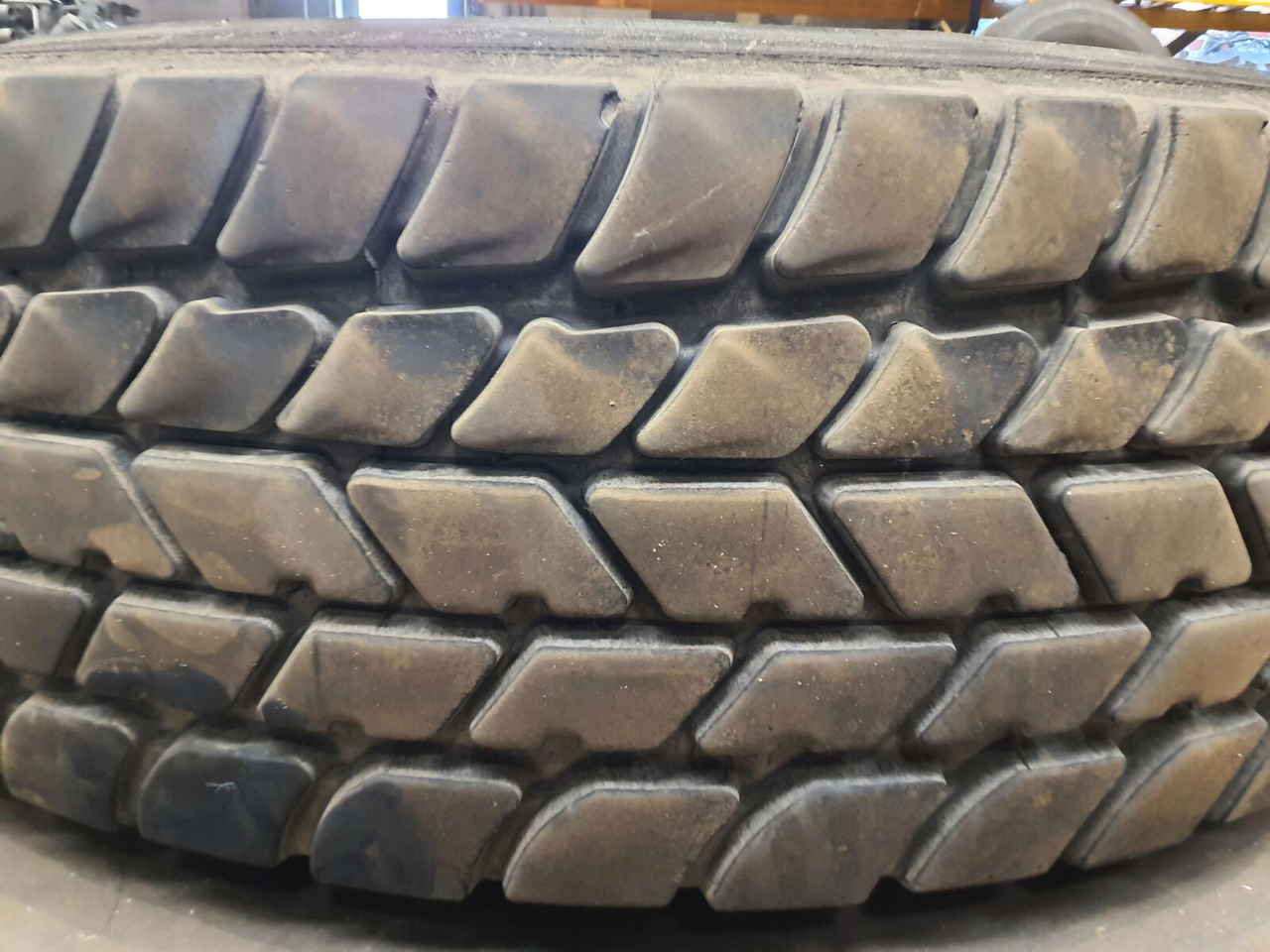 Grove Wheel 445/95R25 12 13.4 2p alu - Komplettrad für Kran: das Bild 3 Grove Wheel 445/95R25 12 13.4 2p alu - Komplettrad für Kran: das Bild 3