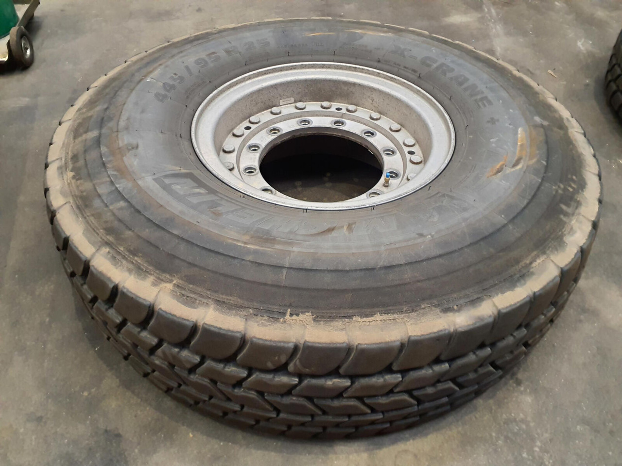 Grove Wheel 445/95R25 12 13.4 2p alu - Komplettrad für Kran: das Bild 2 Grove Wheel 445/95R25 12 13.4 2p alu - Komplettrad für Kran: das Bild 2