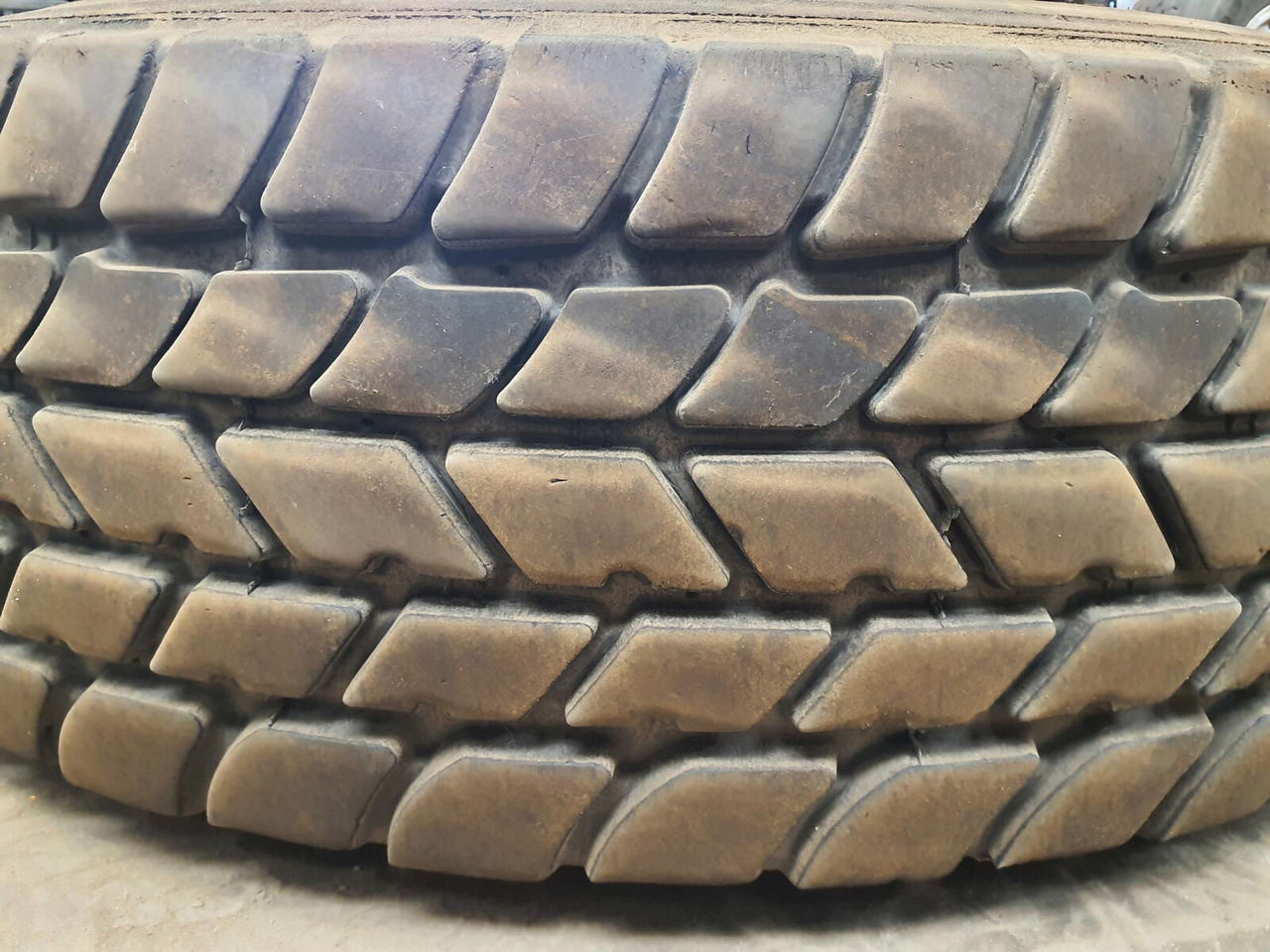 Grove Wheel 445/95R25 12 13.4 2p alu - Komplettrad für Kran: das Bild 3 Grove Wheel 445/95R25 12 13.4 2p alu - Komplettrad für Kran: das Bild 3