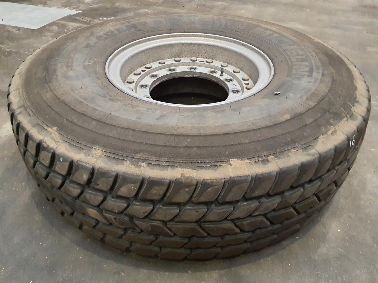 Grove Wheel 445/95R25 12 13.4 2p alu - Komplettrad für Kran: das Bild 2 Grove Wheel 445/95R25 12 13.4 2p alu - Komplettrad für Kran: das Bild 2