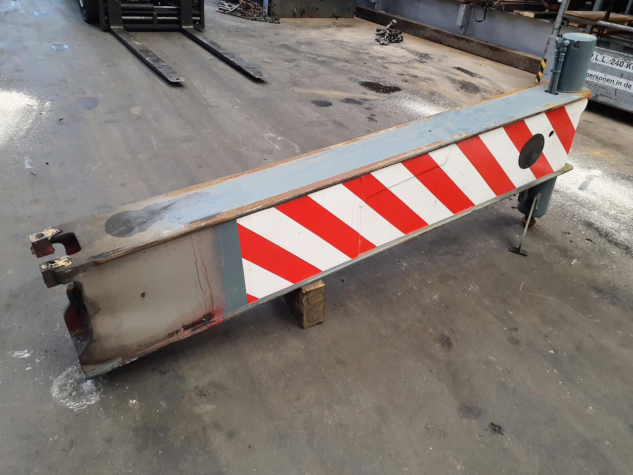 Liebherr LTM 1070-4.1 outrigger beam complete rear - Federung für Mobilkran: das Bild 3 Liebherr LTM 1070-4.1 outrigger beam complete rear - Federung für Mobilkran: das Bild 3