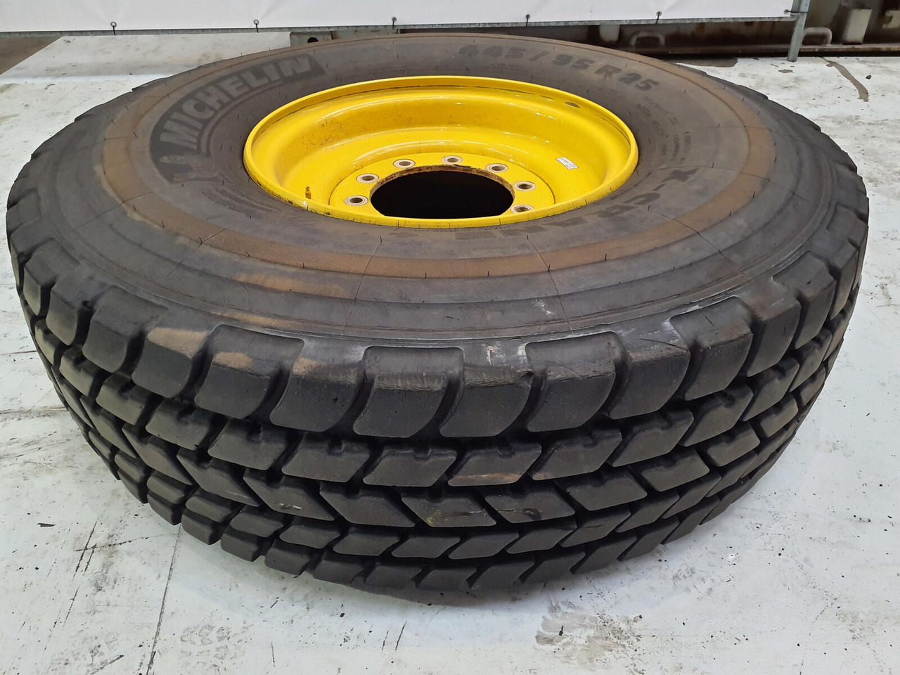 Michelin Wheel 445/95R25 10 12 1p - Komplettrad für Kran: das Bild 1 Michelin Wheel 445/95R25 10 12 1p - Komplettrad für Kran: das Bild 1