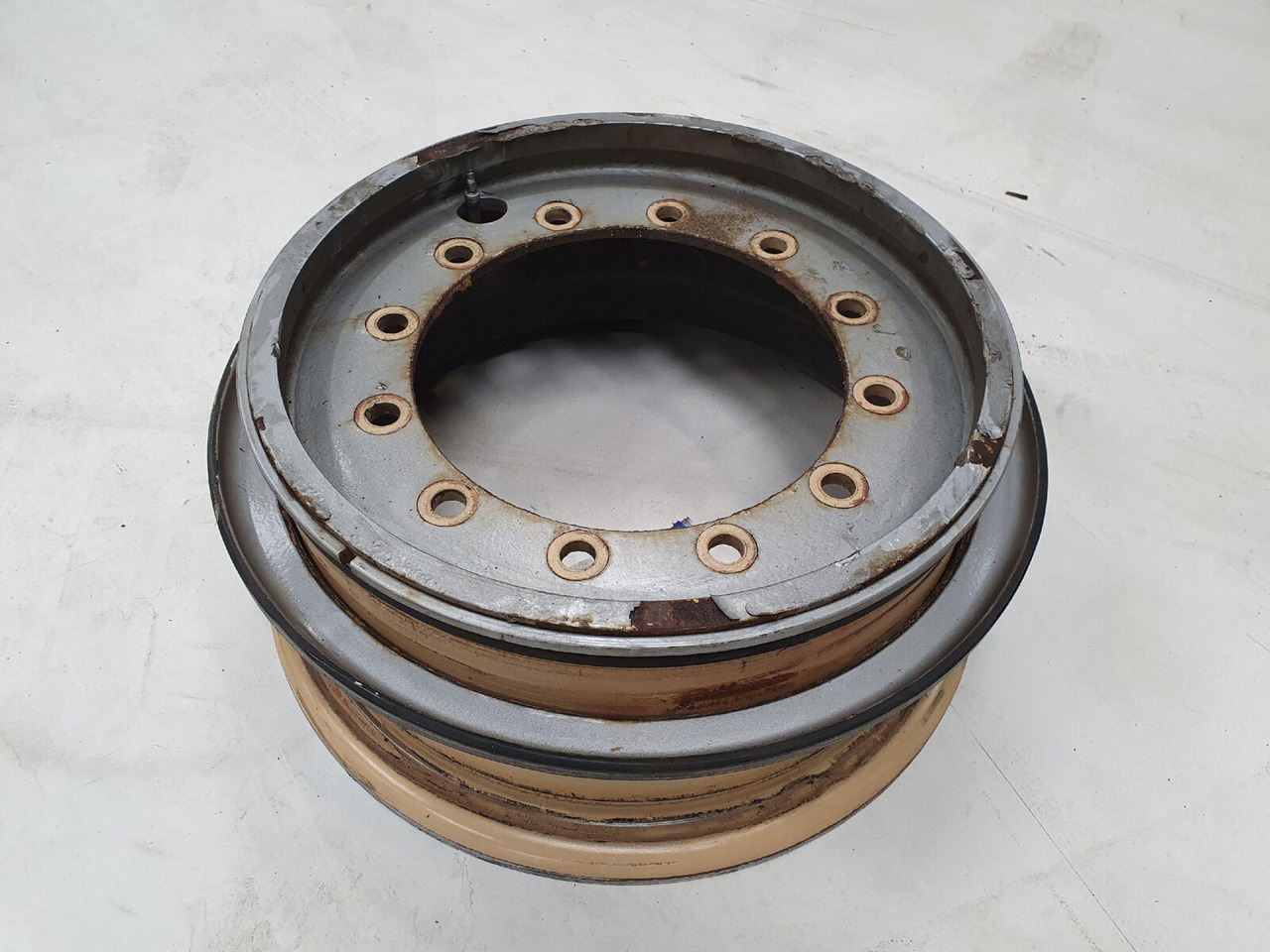 Rim 385/95R25 12 5.5 3p - Felge für Kran: das Bild 1 Rim 385/95R25 12 5.5 3p - Felge für Kran: das Bild 1