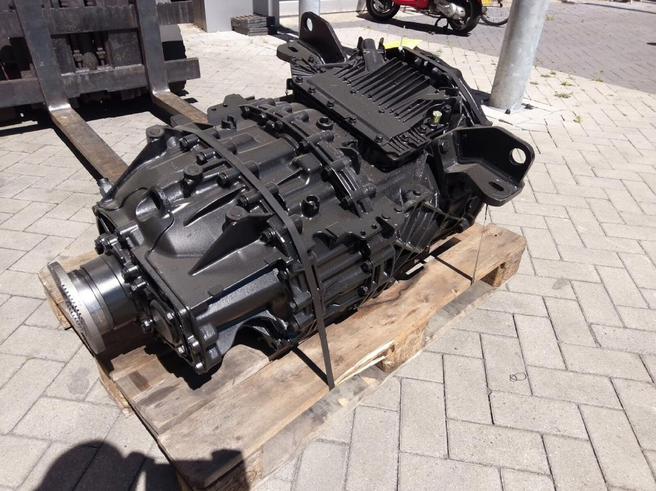 ZF LTM 1055-3.2 gearbox Astronic 12 AS 2302 - Getriebe für Mobilkran: das Bild 4 ZF LTM 1055-3.2 gearbox Astronic 12 AS 2302 - Getriebe für Mobilkran: das Bild 4