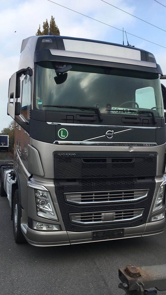 Volvo FH4 Globetrotter tagspoiler - Aeropack/ Spoiler für LKW: das Bild 3 Volvo FH4 Globetrotter tagspoiler - Aeropack/ Spoiler für LKW: das Bild 3