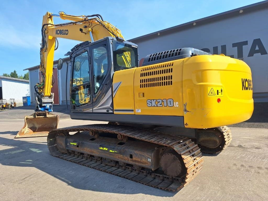 Kobelco SK210LC-11 PYÖRITTÄJÄLLÄ - Kettenbagger: das Bild 2 Kobelco SK210LC-11 PYÖRITTÄJÄLLÄ - Kettenbagger: das Bild 2