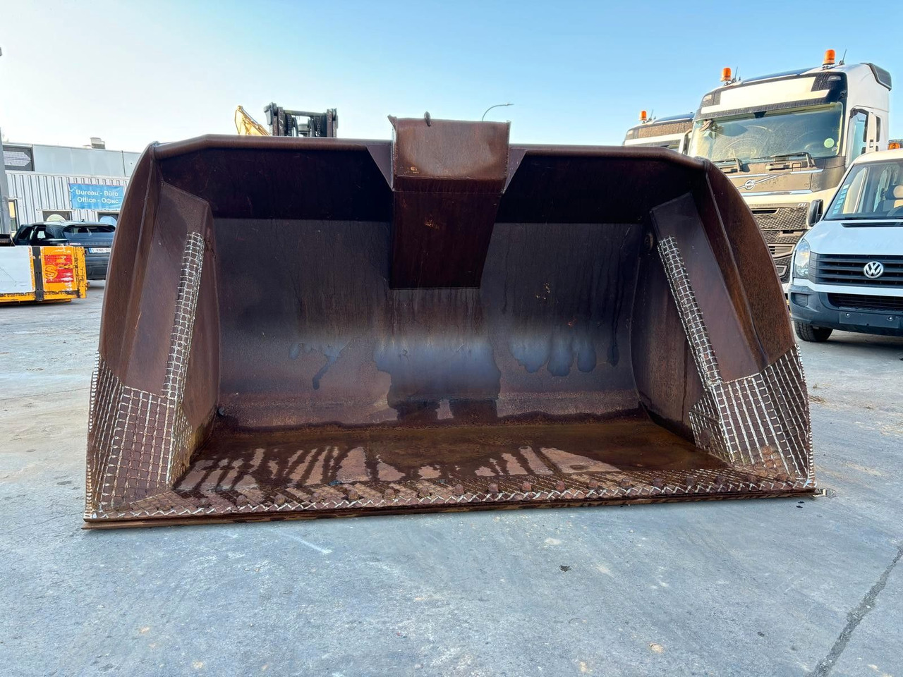 Volvo L150 - L180 - L220. Kippschaufel 5m3. Volvo L150 - L180 - L220. Kippschaufel 5m3. - Ladeschaufel für Baumaschine: das Bild 2 Volvo L150 - L180 - L220. Kippschaufel 5m3. Volvo L150 - L180 - L220. Kippschaufel 5m3. - Ladeschaufel für Baumaschine: das Bild 2