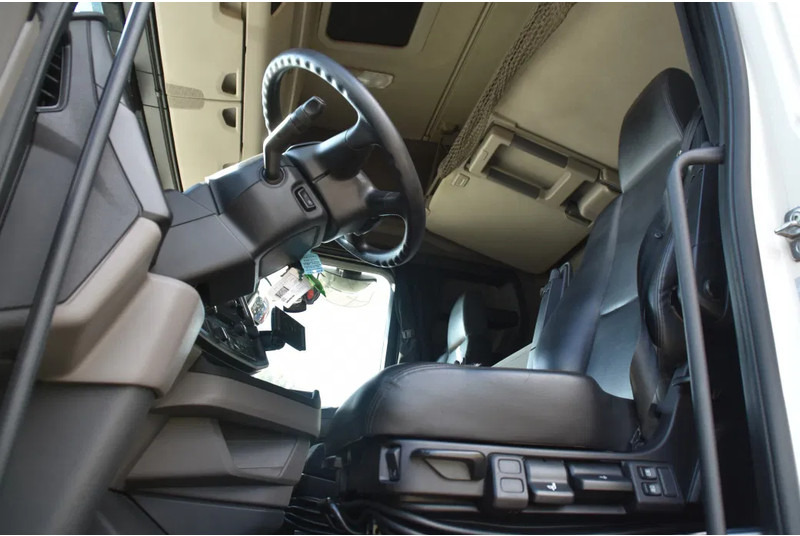 Scania S410 NGS 4x2EB MEGA 95 cm or 103 cm driving height - RETARDER - 806 TKM - FULL AIR - PARK. AIRCO - LEATHER SEATS - 2 x FUEL TANK - Sattelzugmaschine: das Bild 4 Scania S410 NGS 4x2EB MEGA 95 cm or 103 cm driving height - RETARDER - 806 TKM - FULL AIR - PARK. AIRCO - LEATHER SEATS - 2 x FUEL TANK - Sattelzugmaschine: das Bild 4
