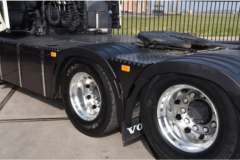 Sattelzugmaschine Volvo FH 16.750 Globetrotter XL 6x2 - RETARDER - FULL AIR - PARK. AIRCO - DYNAMIC STEERING - SLIDING FIFTH WHEEL - ALCOA'S - TOP CONDI: das Bild 7