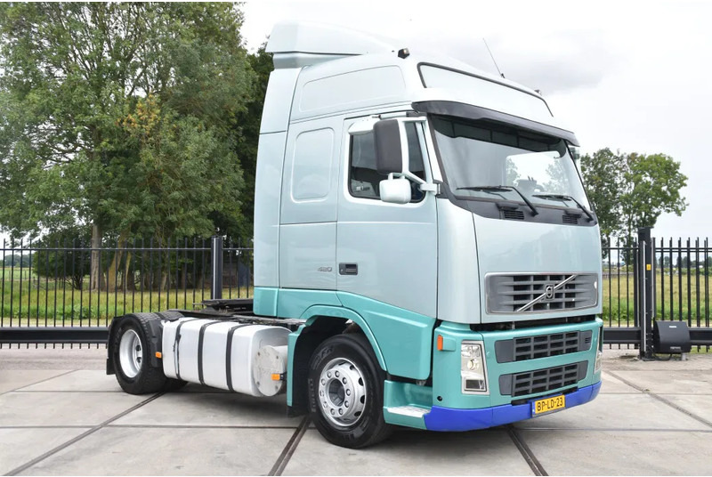 Volvo FH 420 Globe 4x2 - EURO 3 - ONLY 680 TKM - AUT. GEARBOX - AIRCO - 2 x FUEL TANKS - GOOD CONDITION - - Sattelzugmaschine: das Bild 1 Volvo FH 420 Globe 4x2 - EURO 3 - ONLY 680 TKM - AUT. GEARBOX - AIRCO - 2 x FUEL TANKS - GOOD CONDITION - - Sattelzugmaschine: das Bild 1