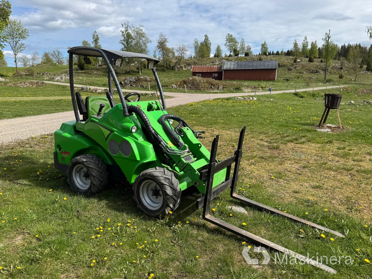 Kompaktlastare Avant 520 med pallgafflar - Hoflader: das Bild 1 Kompaktlastare Avant 520 med pallgafflar - Hoflader: das Bild 1