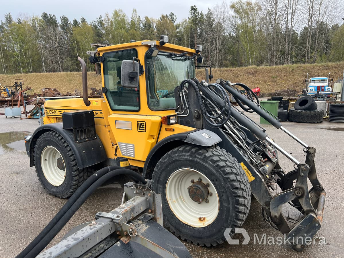 Redskapsbärare Lundberg 6240 med redskap och kombispridare - Radlader: das Bild 4 Redskapsbärare Lundberg 6240 med redskap och kombispridare - Radlader: das Bild 4