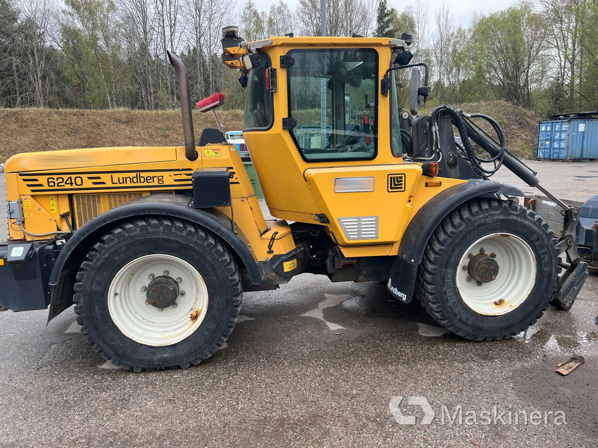 Redskapsbärare Lundberg 6240 med redskap och kombispridare - Radlader: das Bild 5 Redskapsbärare Lundberg 6240 med redskap och kombispridare - Radlader: das Bild 5
